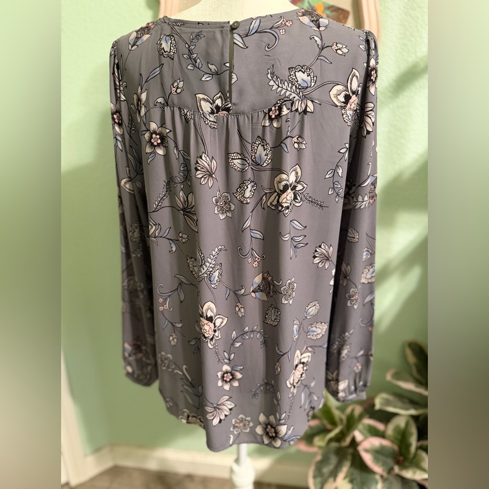 LOFT Floral Gray Women's Top - Picture 4 of 7